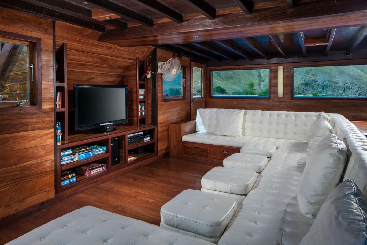 Samata Luxury Yacht Charter Komodo Inside Lounge