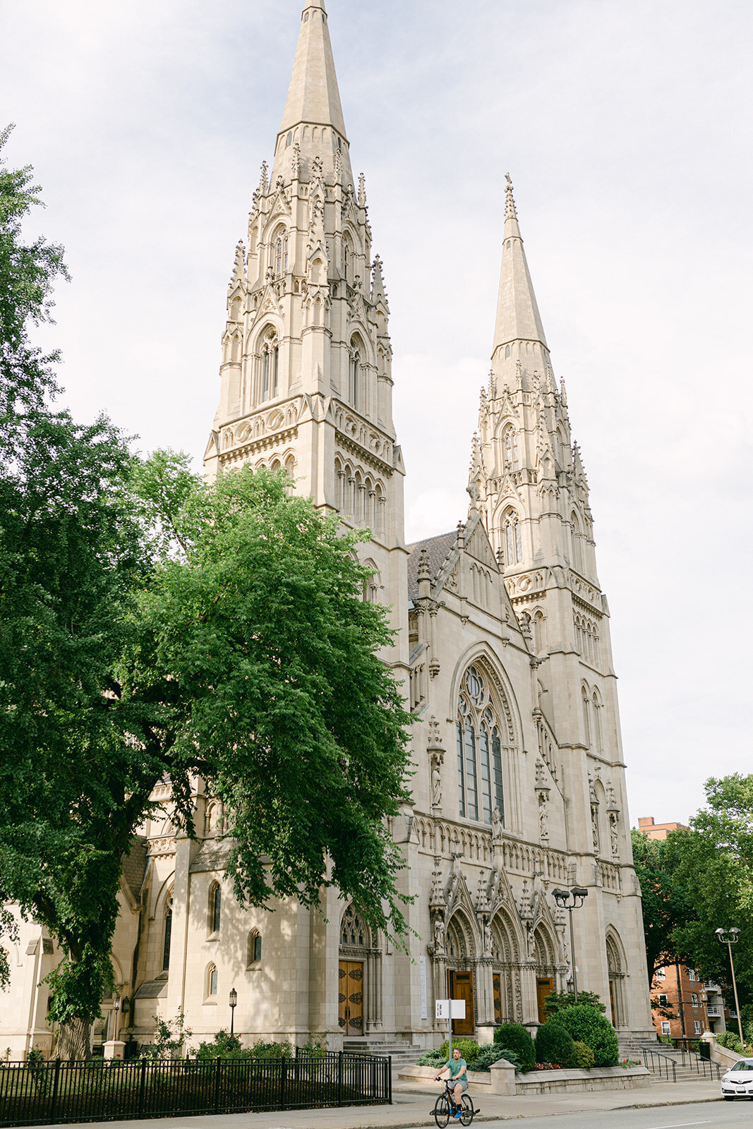 Elegant wedding ceremony at the Carnegie Museum of Natural History in Pittsburgh