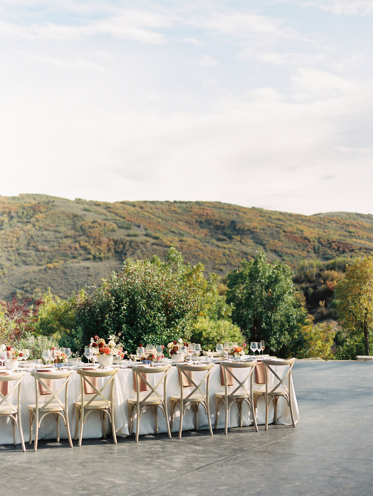 wedding-table-against-mountainside