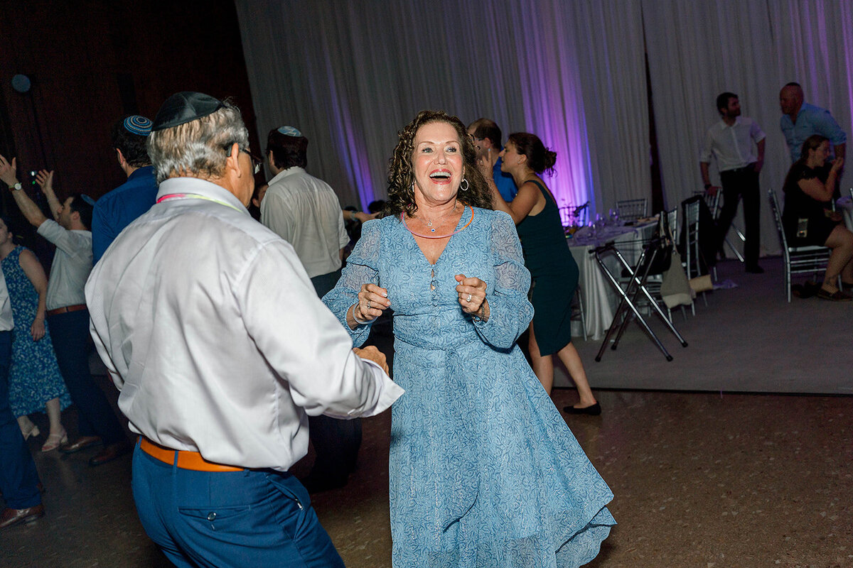 Eliana-Melmed-Photography-Chicago-LosAngeles-Jewish-WeddingPhotography-ElianaSklar-DanceFloor-00396