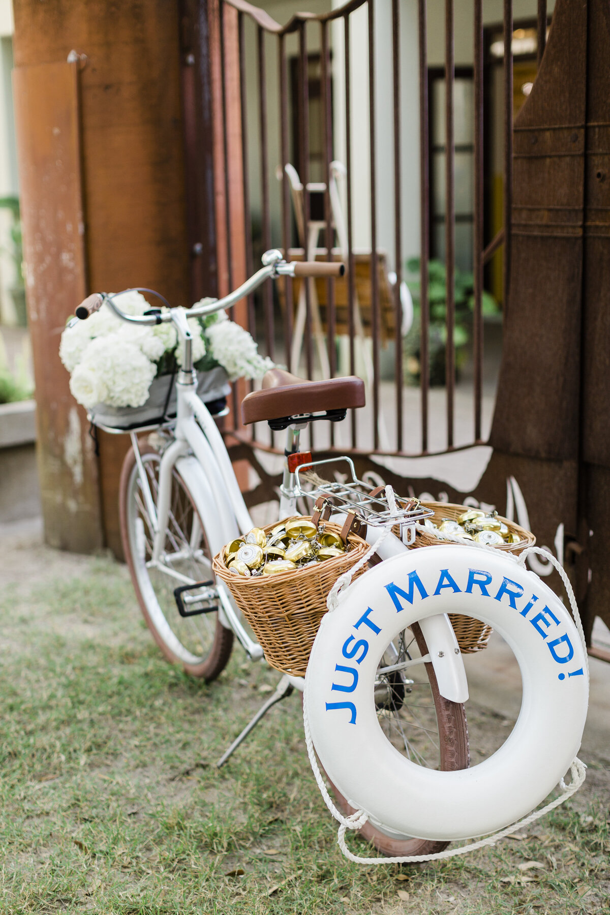 bicycle-wedding-seaside