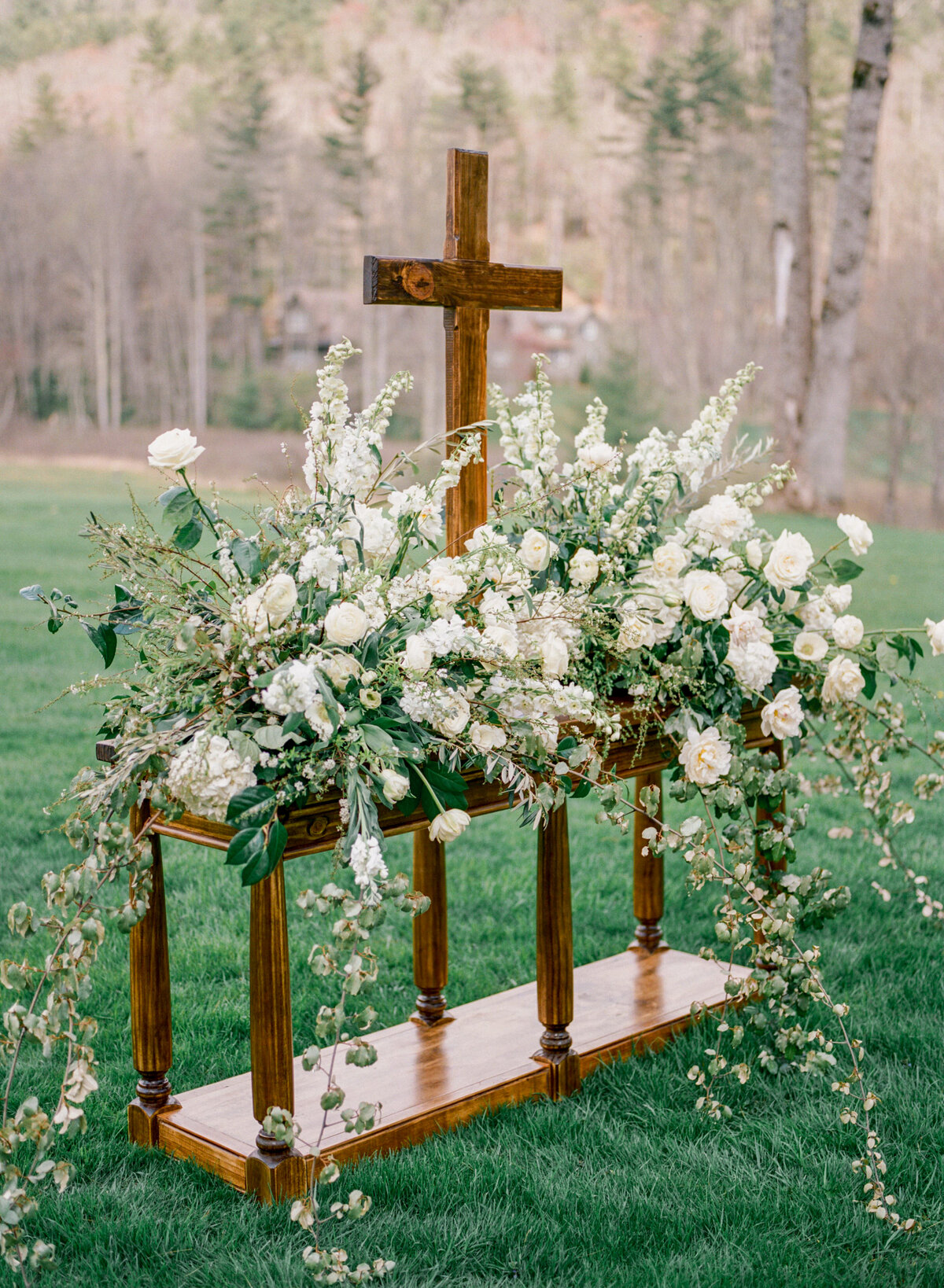 08-lonesome-valley-wedding-altar-flowers-cross