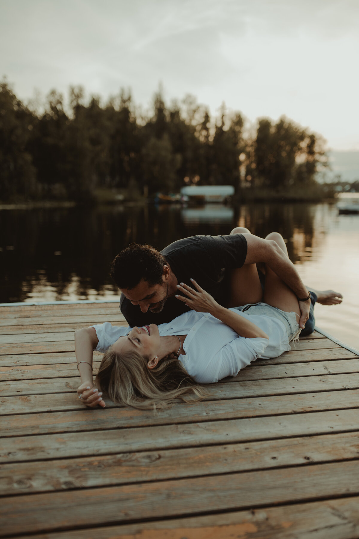 couples photos on the lake