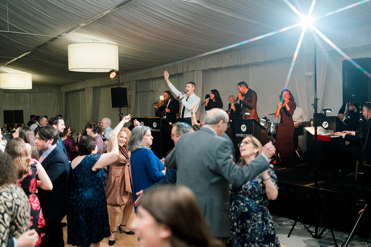 Eliana-Melmed-Photography-Chicago-LosAngeles-Jewish-WeddingPhotography-Dancefloor-00120
