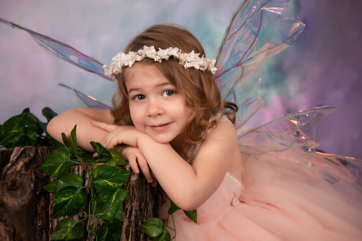 girl-with-fairy-wings-leaning-on-stump-fairy-portraits