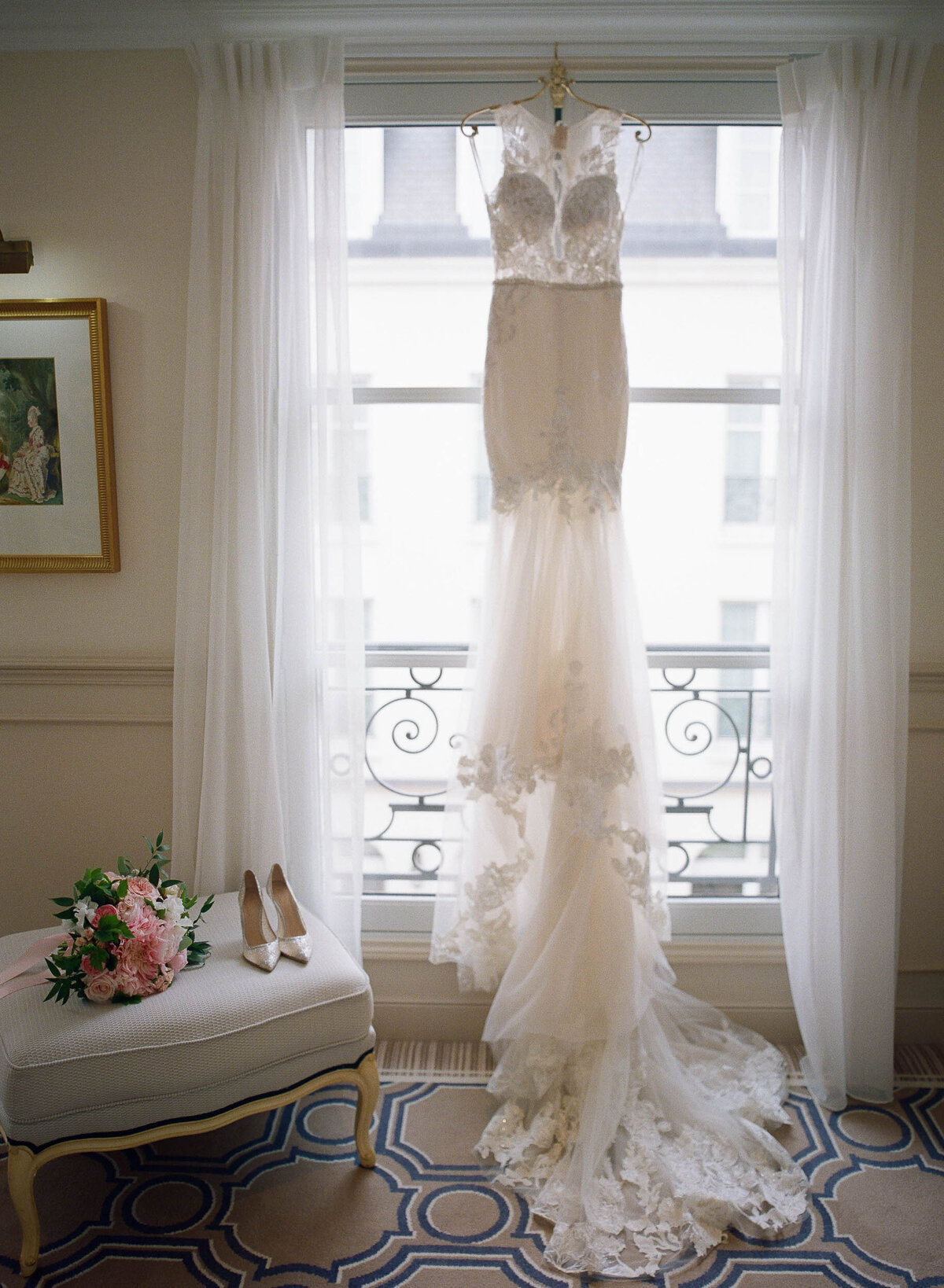 9-Chateau-de-Chantilly-wedding-dress-Alexandra-Vonk-photography