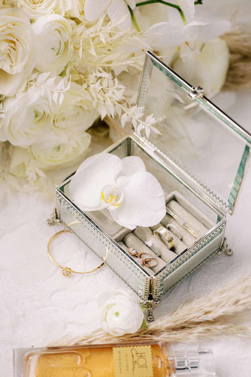 box-with-wedding-details