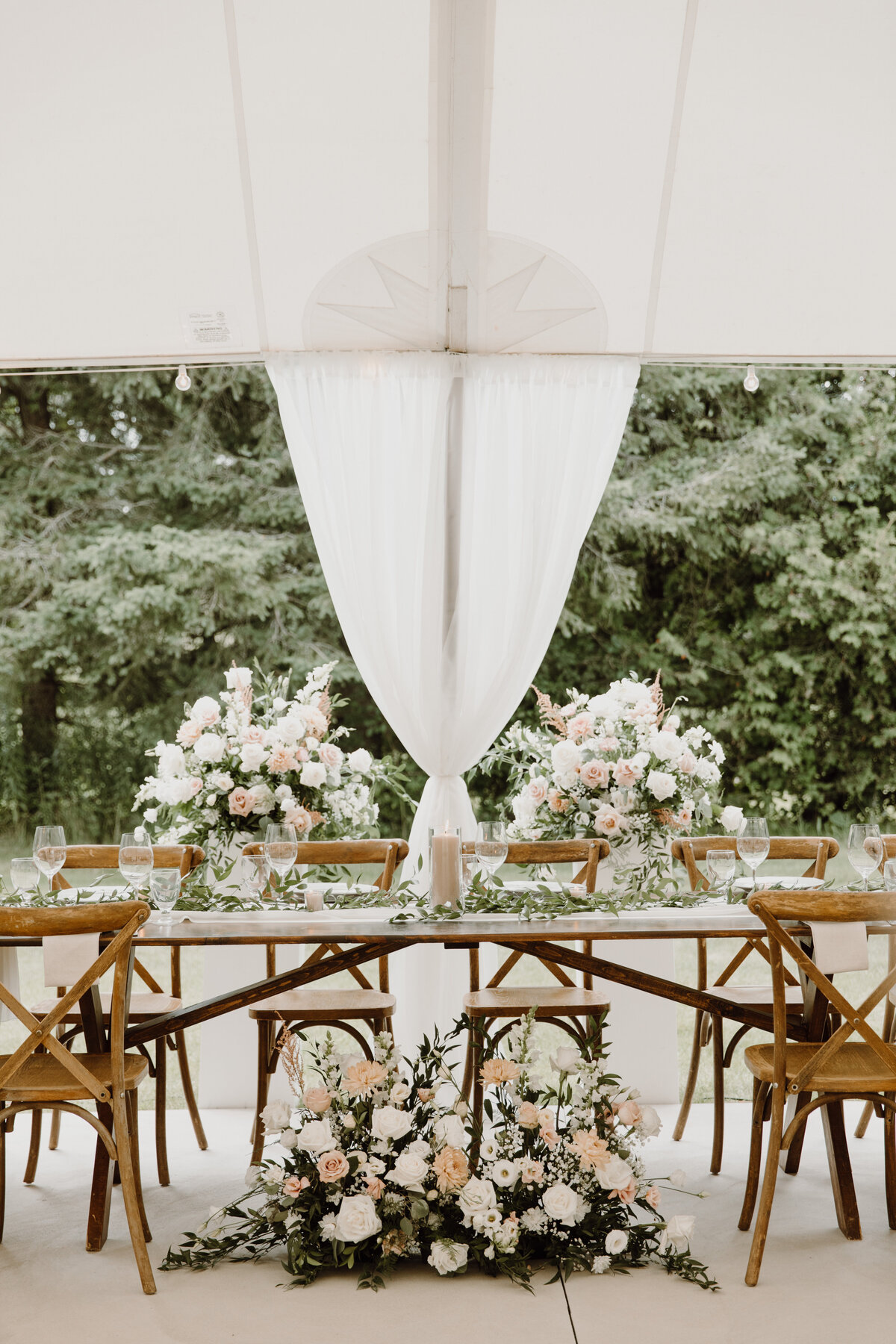 white-flowers-headtable-tent-wedding