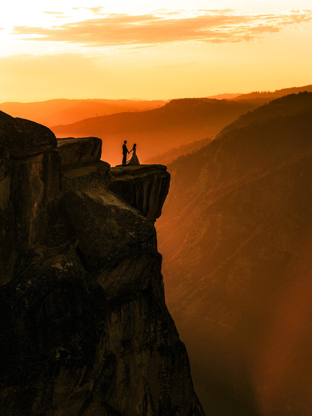 Bride-groom-yosemite-elopement-taft-point