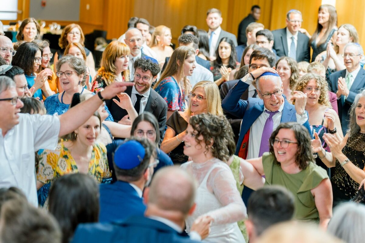 Eliana-Melmed-Photography-Chicago-LosAngeles-Jewish-WeddingPhotography-ShulaNoah-Simcha-Dancing-00079