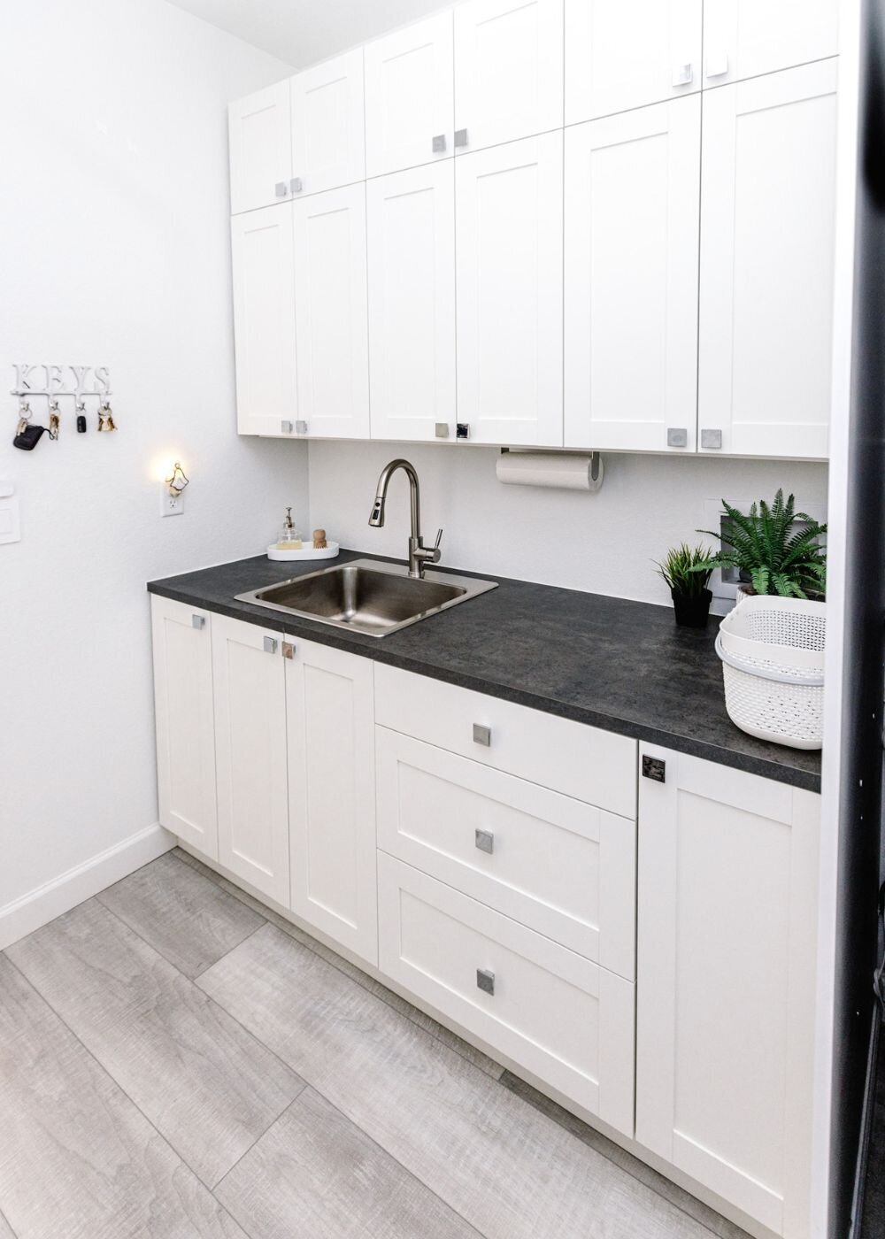 organized-laundry-room-white-brilliantista