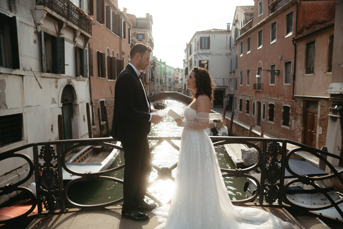 the_chaffins_international_destination_wedding_elopement_photographers_sammie_chaffin_micah_editorial_adventure_photos_travel_venice_italy_12