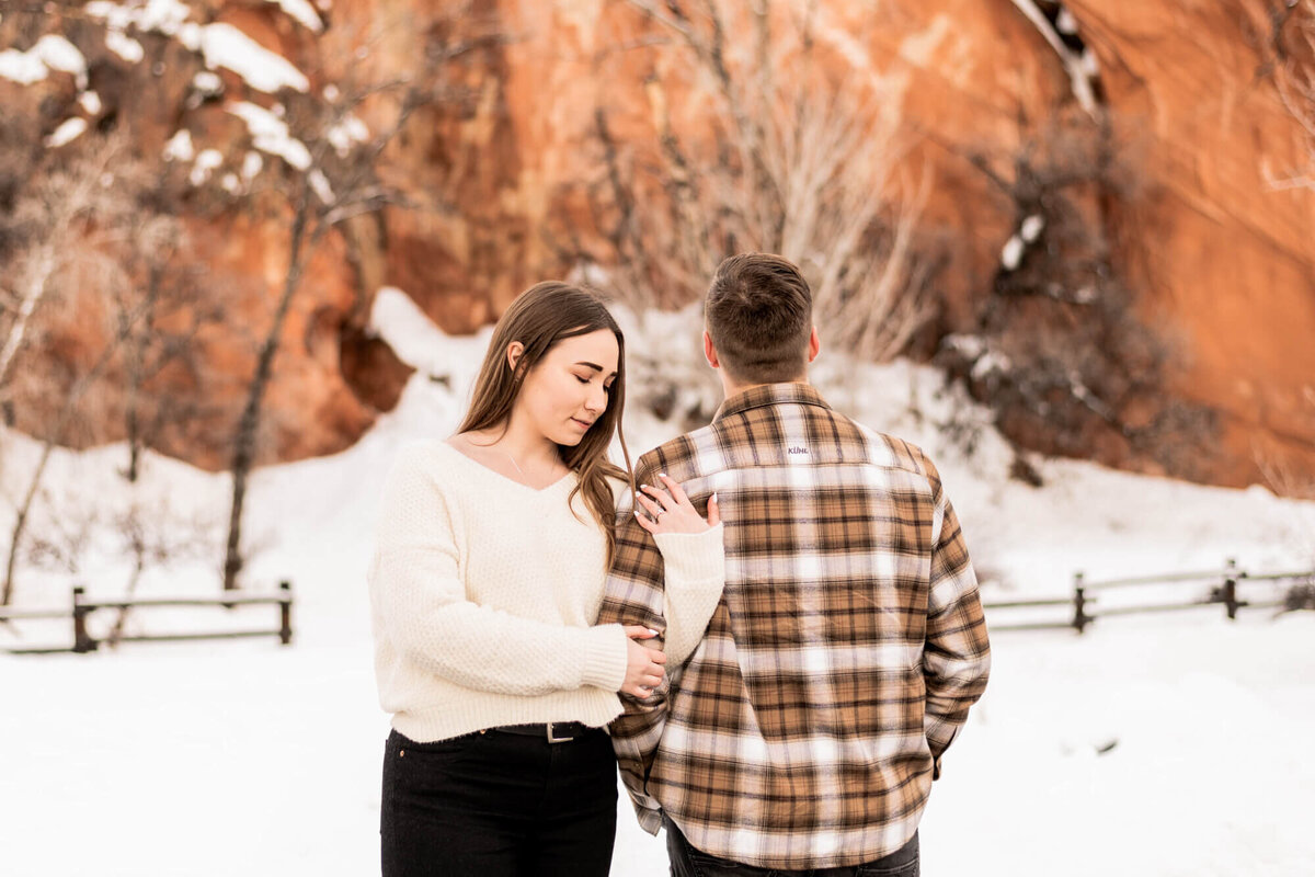 cozy-snowy-engagement-session