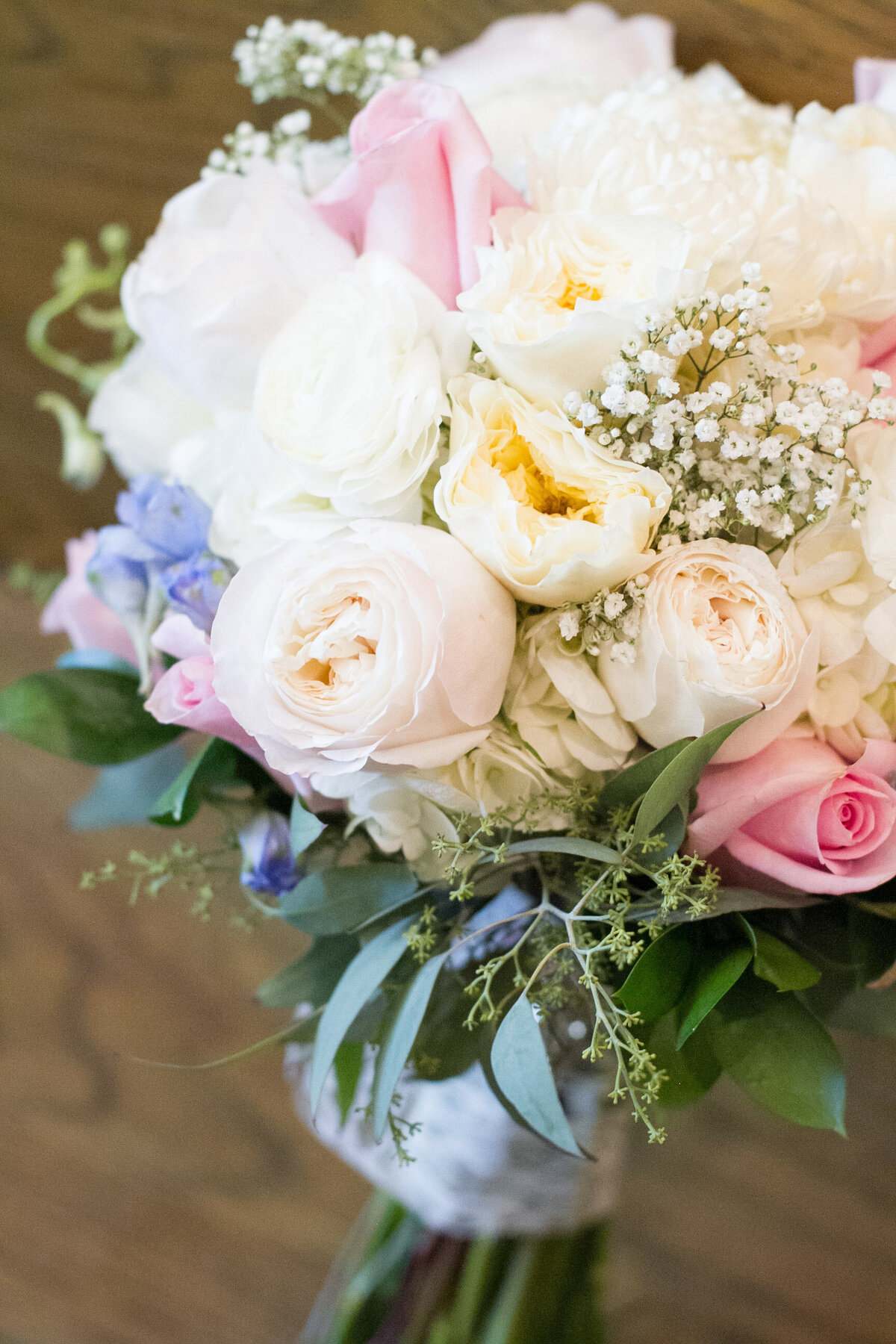 njeri-bishota-lauren-ashley-bridal-flower-bouquet-depth-of-field-wedding-detail