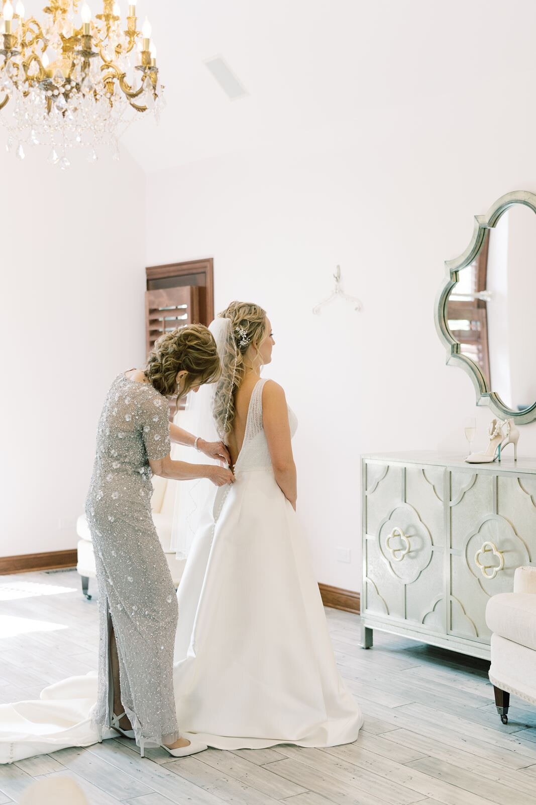 bride-getting-ready-sarah-sunstrom-photography-monte-bello-estate-wedding