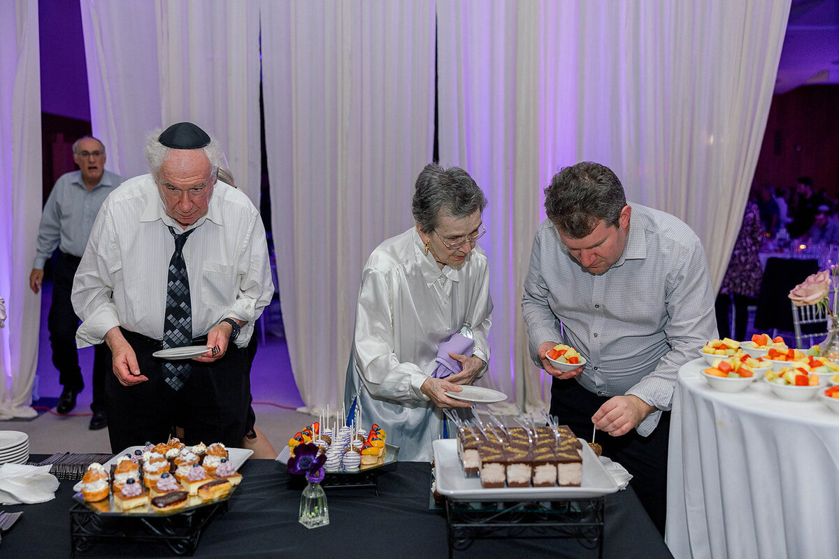 Eliana-Melmed-Photography-Chicago-LosAngeles-Jewish-WeddingPhotography-ElianaSklar-DanceFloor-00298