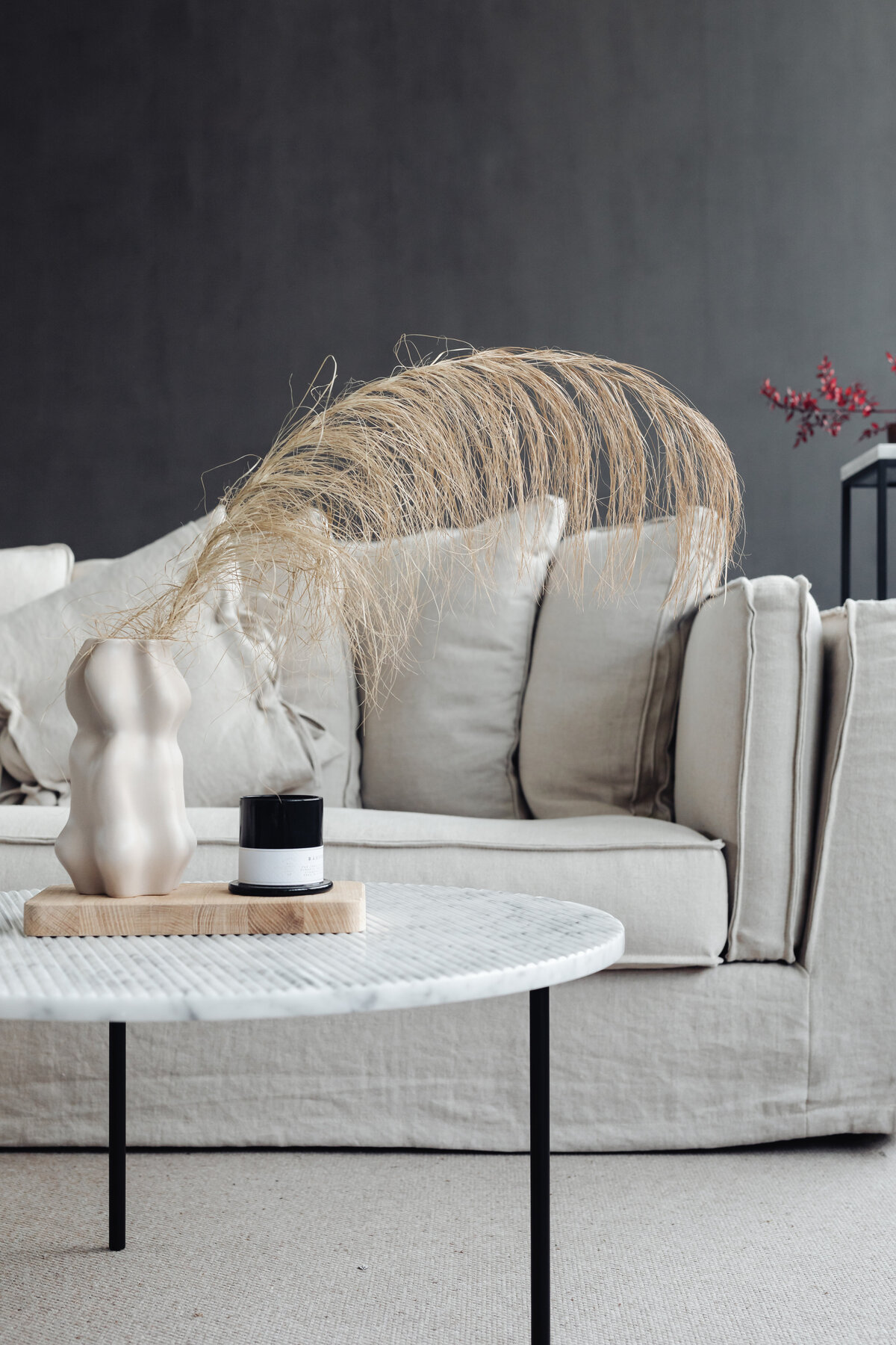kaboompics_marble-round-table-linen-sofa-beige-living-room-vase-candle-dries-22136