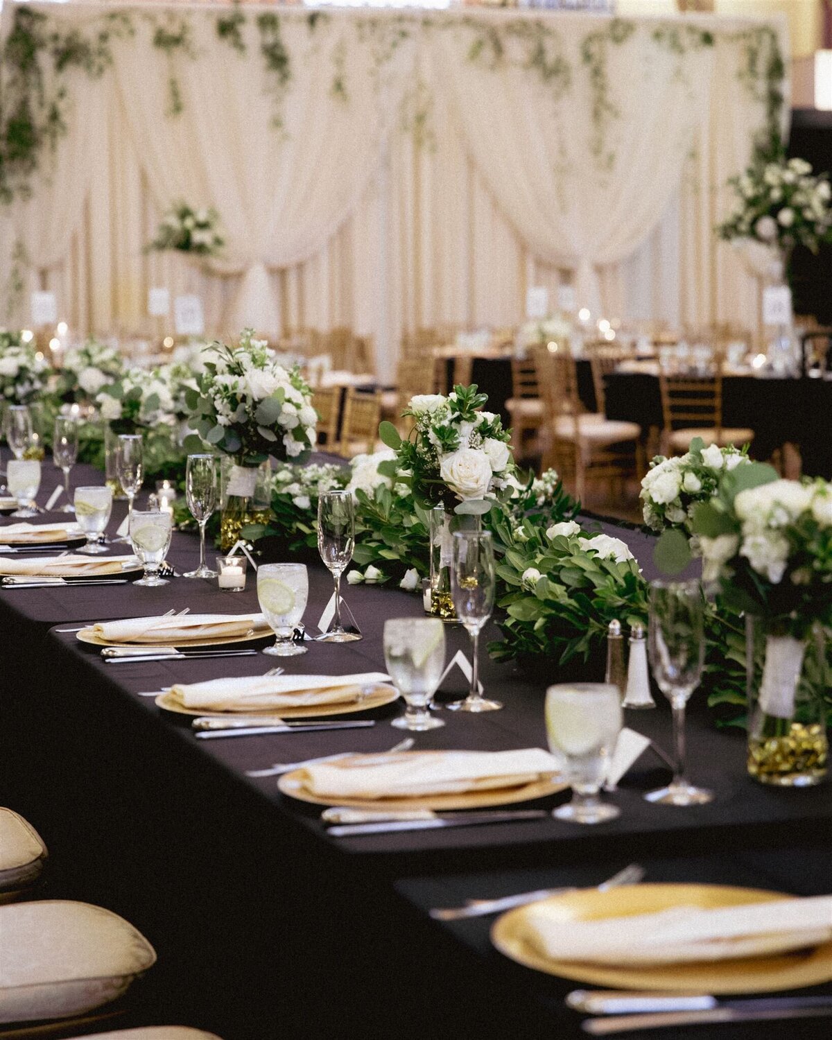 Classic florals on headtable
