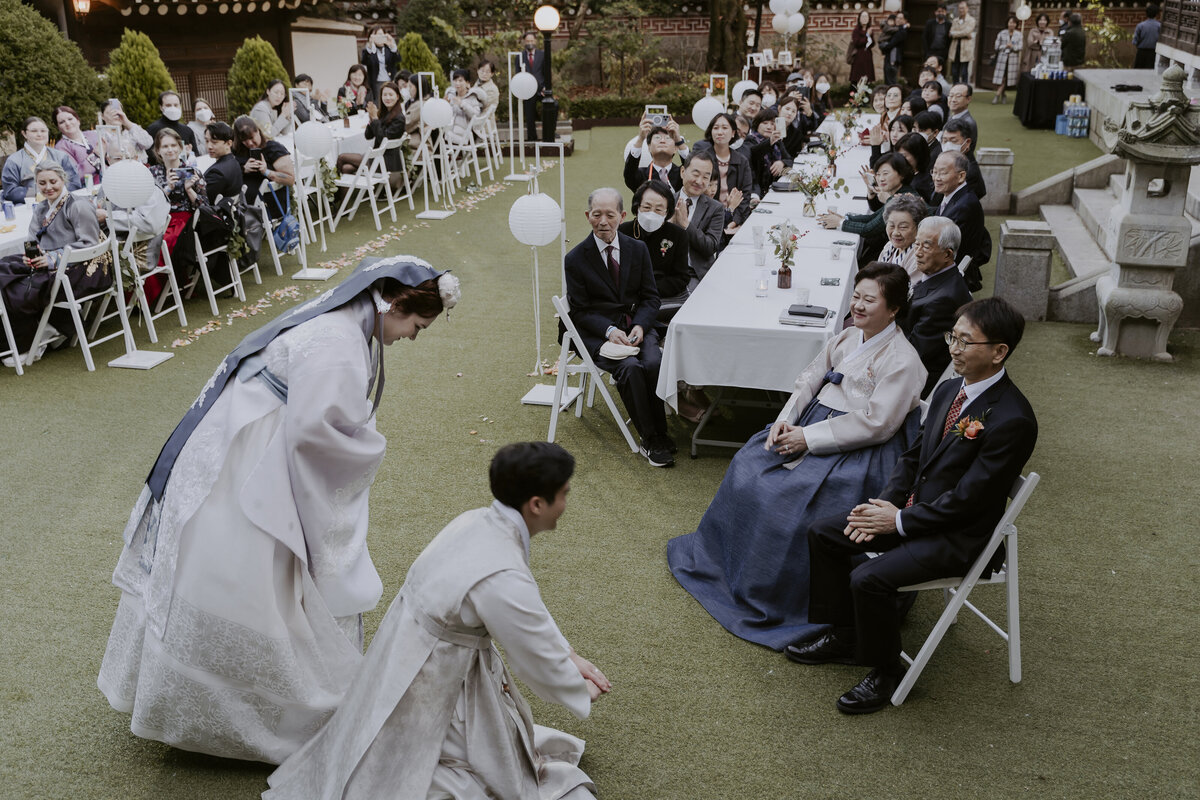 the newly weds bowing as respect to their parents in korean tradition
