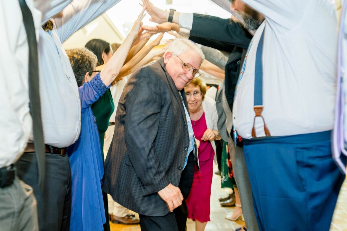 Eliana-Melmed-Photography-Chicago-LosAngeles-Jewish-WeddingPhotography-ShulaNoah-Simcha-Dancing-00007