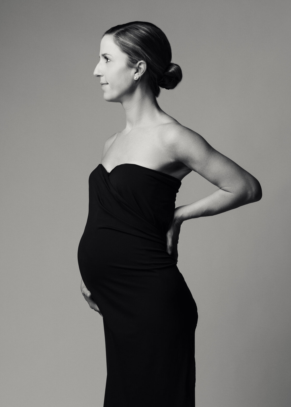 Elegant-maternity-portrait-in-black-dress