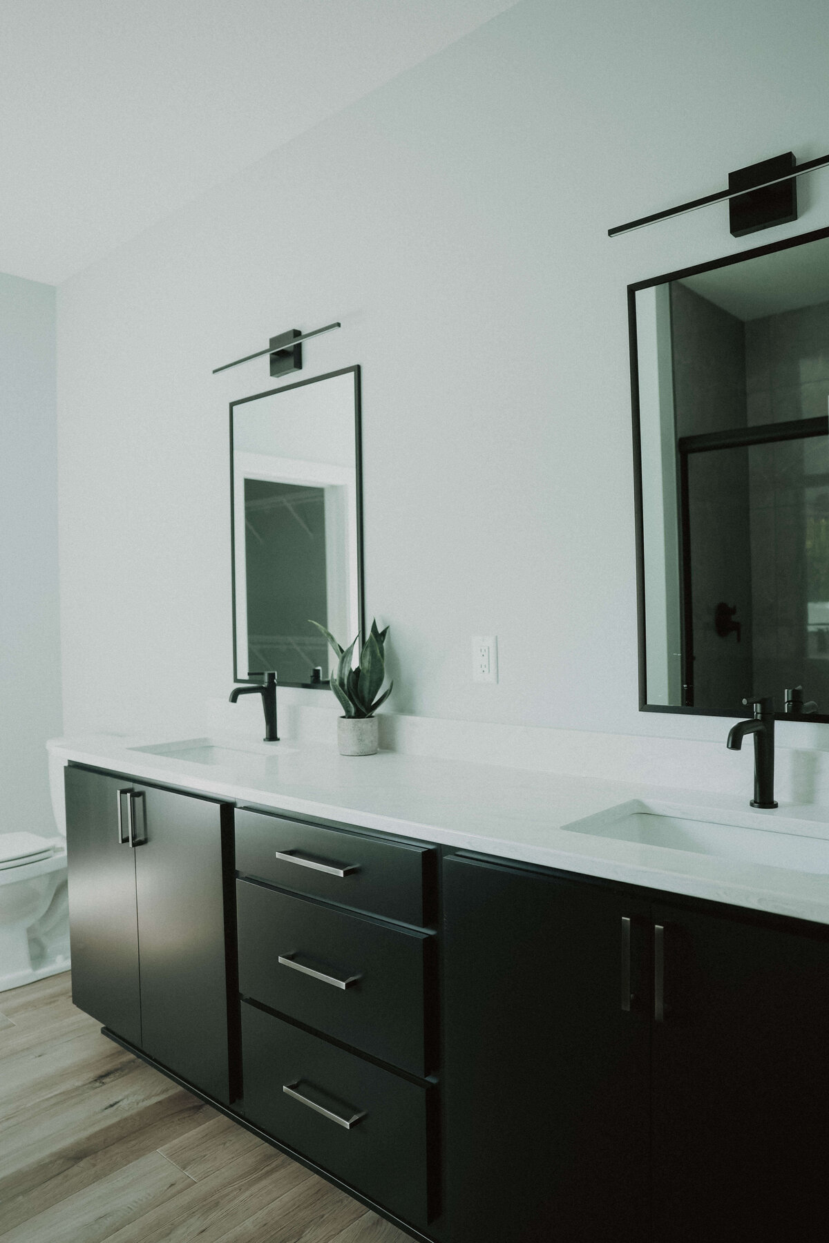 6907-Bathroom-Panora-Central-Iowa-Custom-Home-JRL-Builders-E23A9496