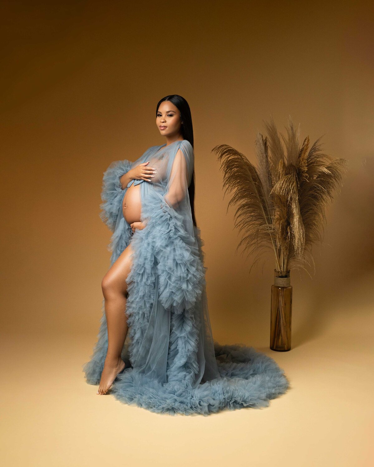 Maternity photo shoot with blue ruffled robe by Daisy Rey
