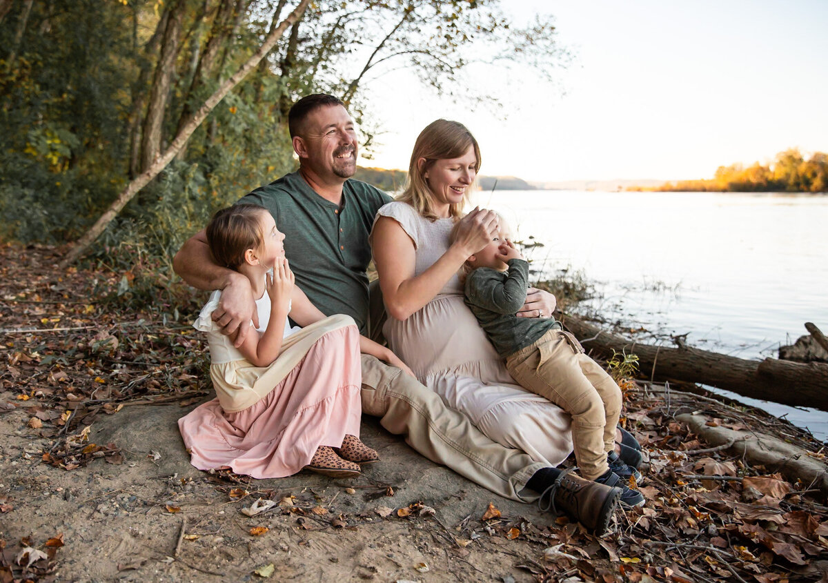 Family-cuddles-during-maternity-session-in-Harford-County-Maryland