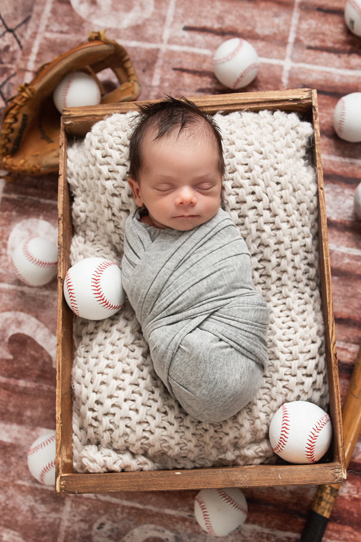 newborn-baseball-theme-cuyahoga-falls-photographer