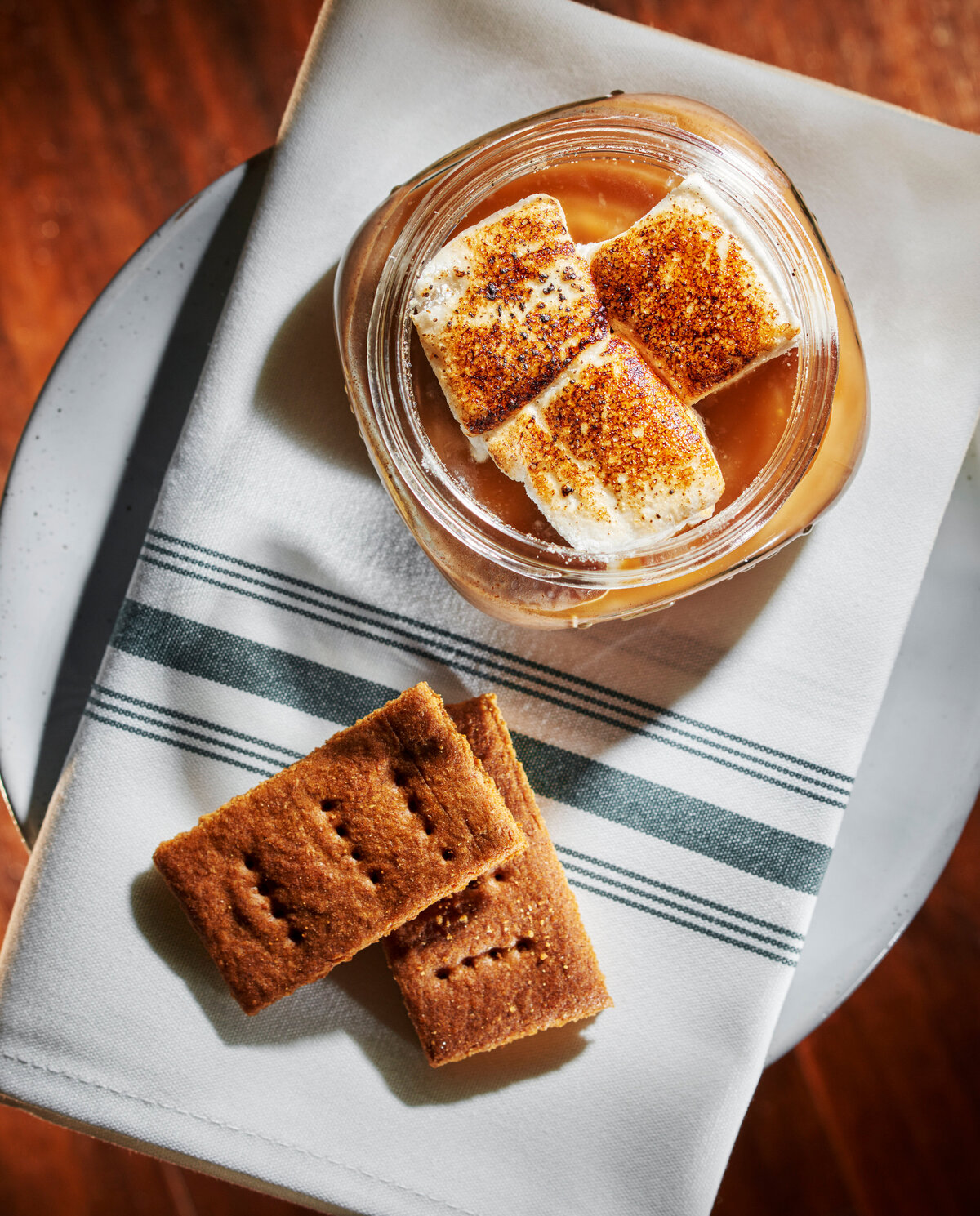 Roasted marshmallows with graham crackers