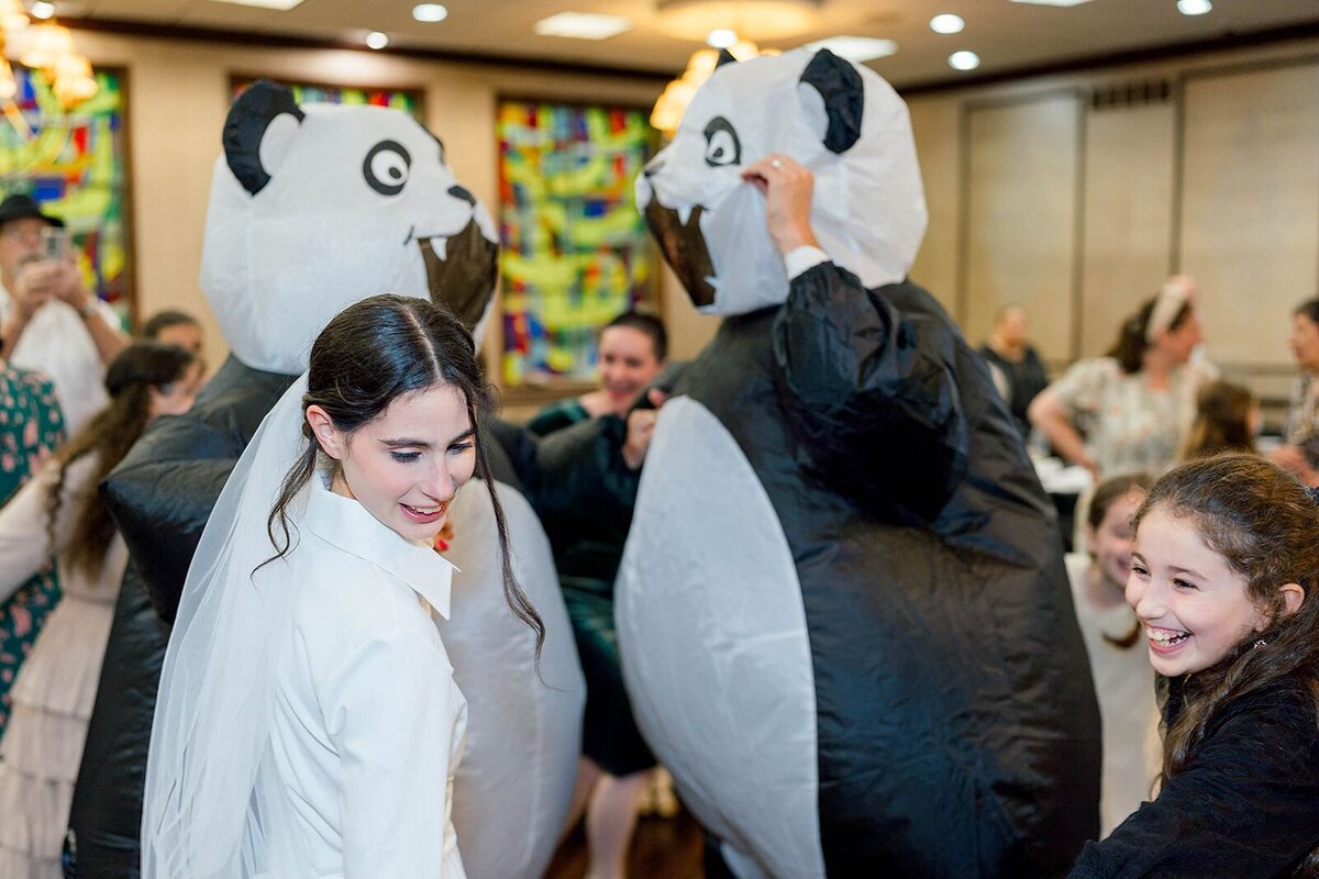 Eliana-Melmed-Photography-Chicago-LosAngeles-Jewish-WeddingPhotographer-CarmiKalman-WomensDancing-00096