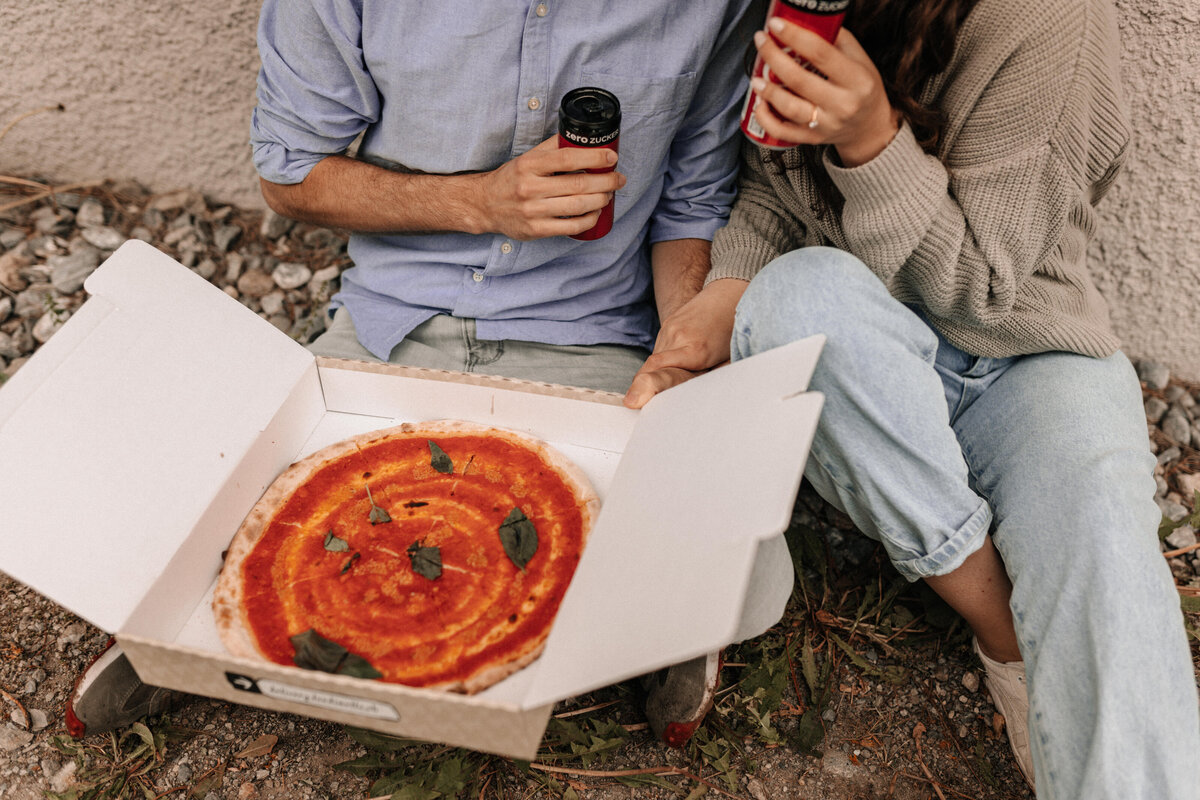 Nahaufnahme einer Pizza mit einem Liebespaar