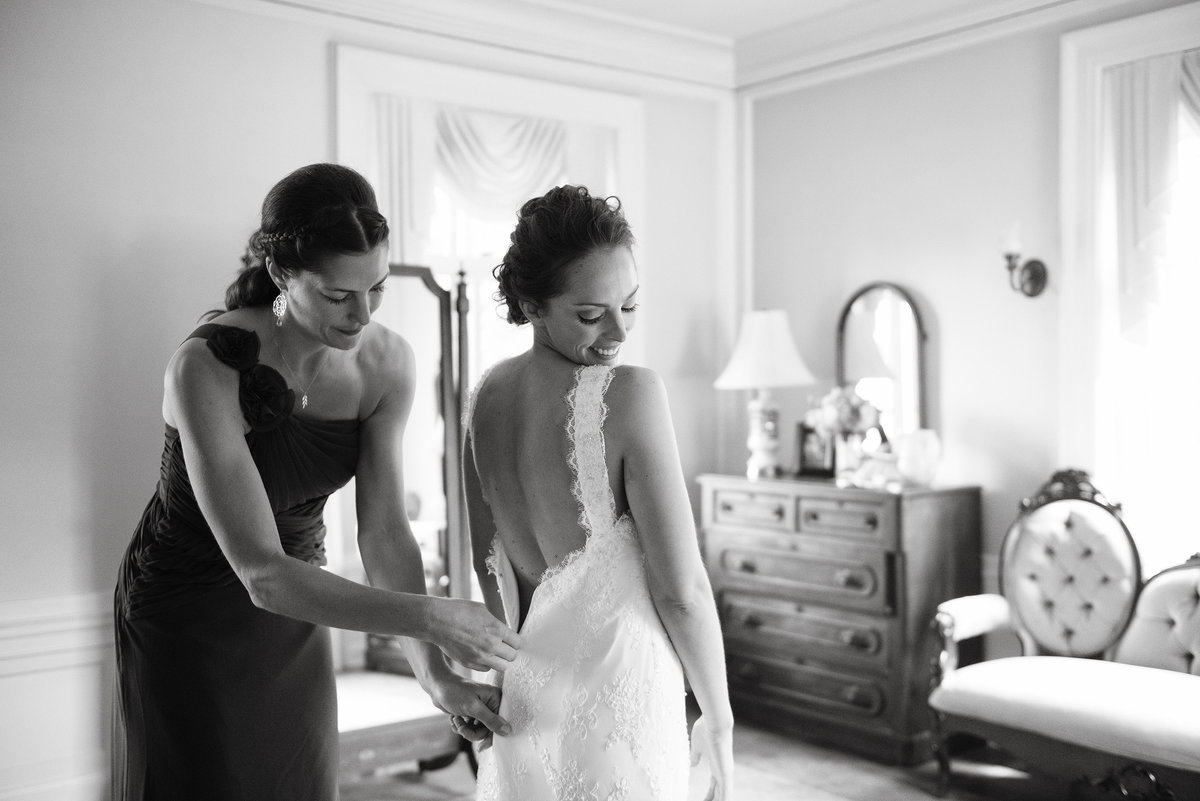 Bride getting ready in Minneapolis mansion