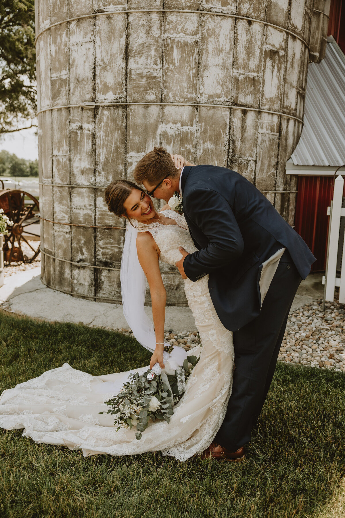 summer-wedding-barn-truck-bride-groom-27