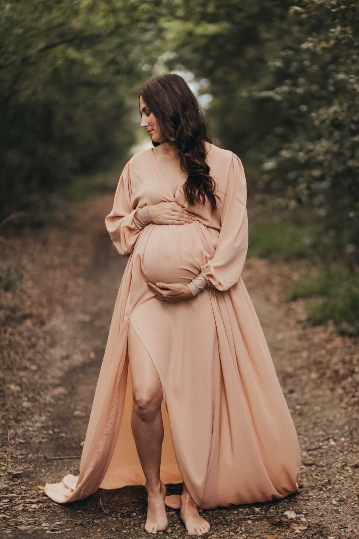 mother looks over her right shoulder during her maternity shoot with allyson blankenburg
