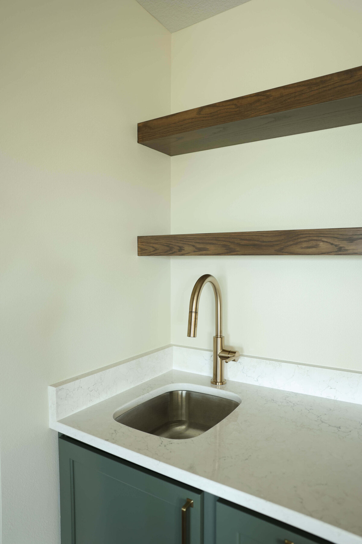 1183-Wet-Bar-Grimes-Central-Iowa-Custom-Home-JRL-Builders-3F1A9134