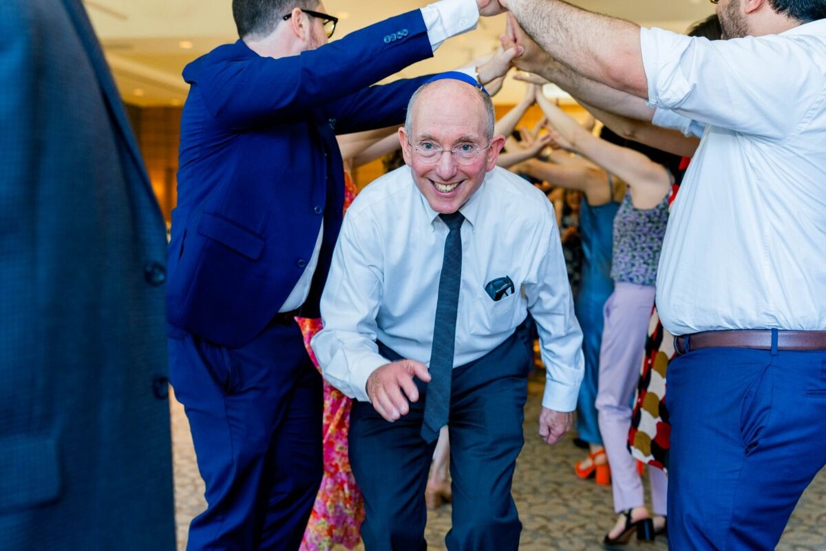 Eliana-Melmed-Photography-Chicago-LosAngeles-Jewish-WeddingPhotography-ShulaNoah-Simcha-Dancing-00030