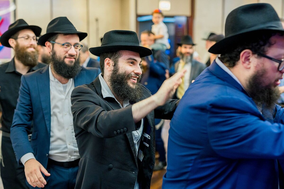 Eliana-Melmed-Photography-Chicago-LosAngeles-Jewish-WeddingPhotographer-CarmiKalman-MensDancing-00071