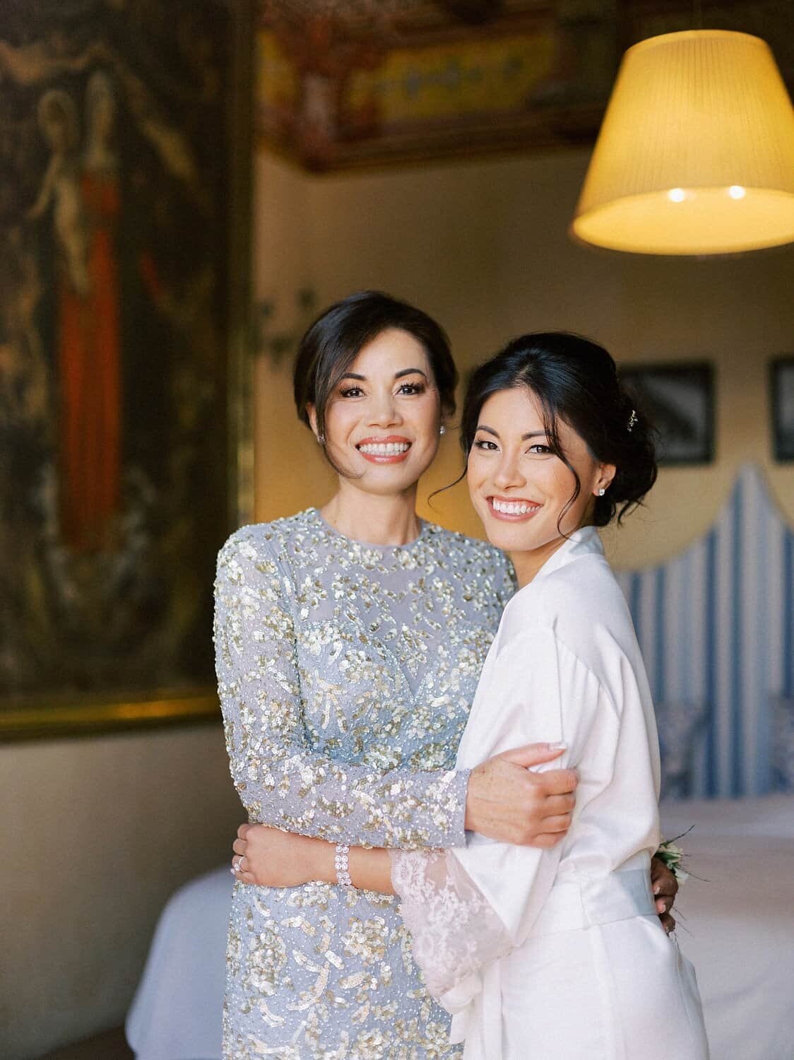 Positano-wedding-villa-San-Giacomo-bride-getting-ready-mother-asian-by-Julia-Kaptelova-Photography-210