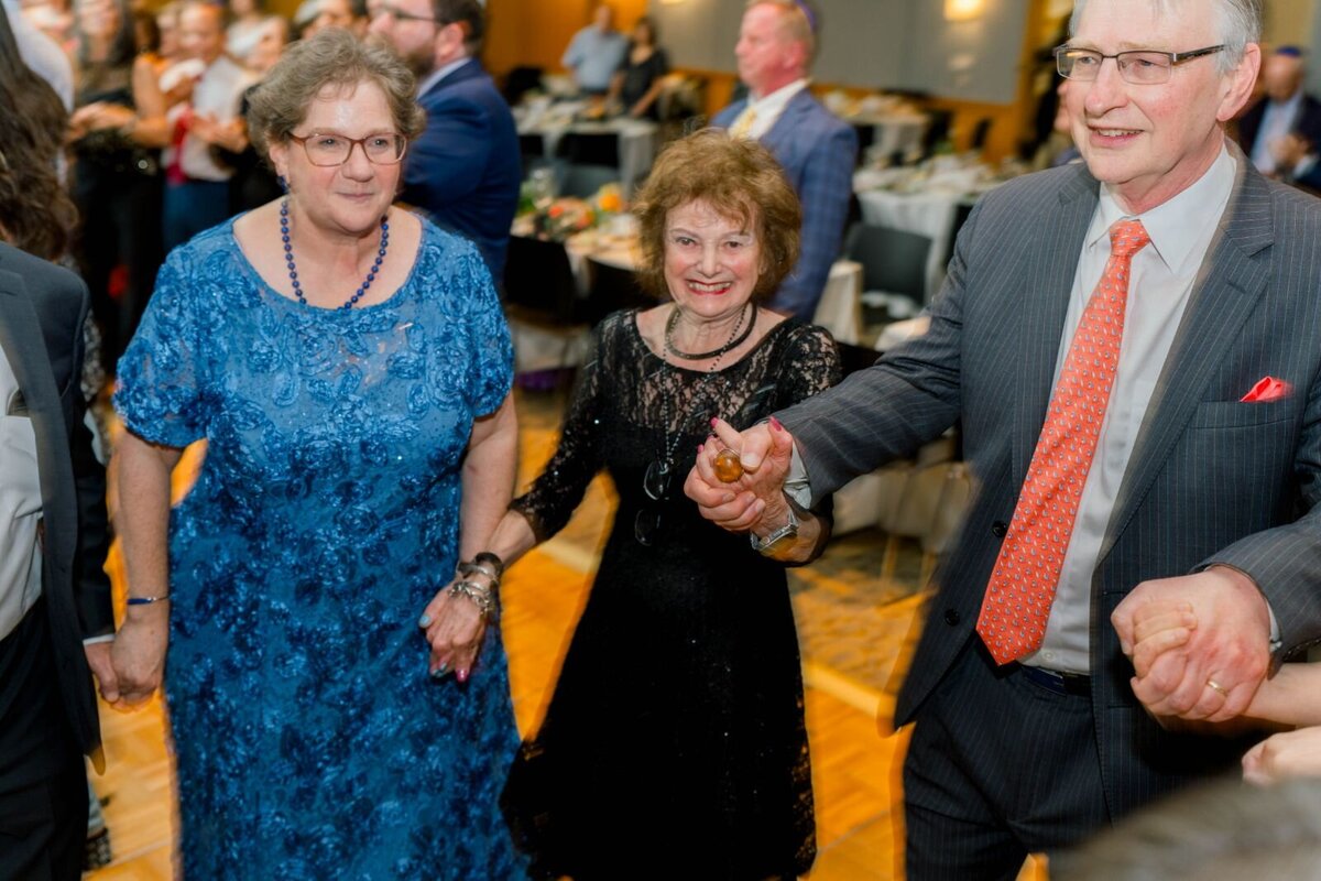 Eliana-Melmed-Photography-Chicago-LosAngeles-Jewish-WeddingPhotography-ShulaNoah-Simcha-Dancing-00097