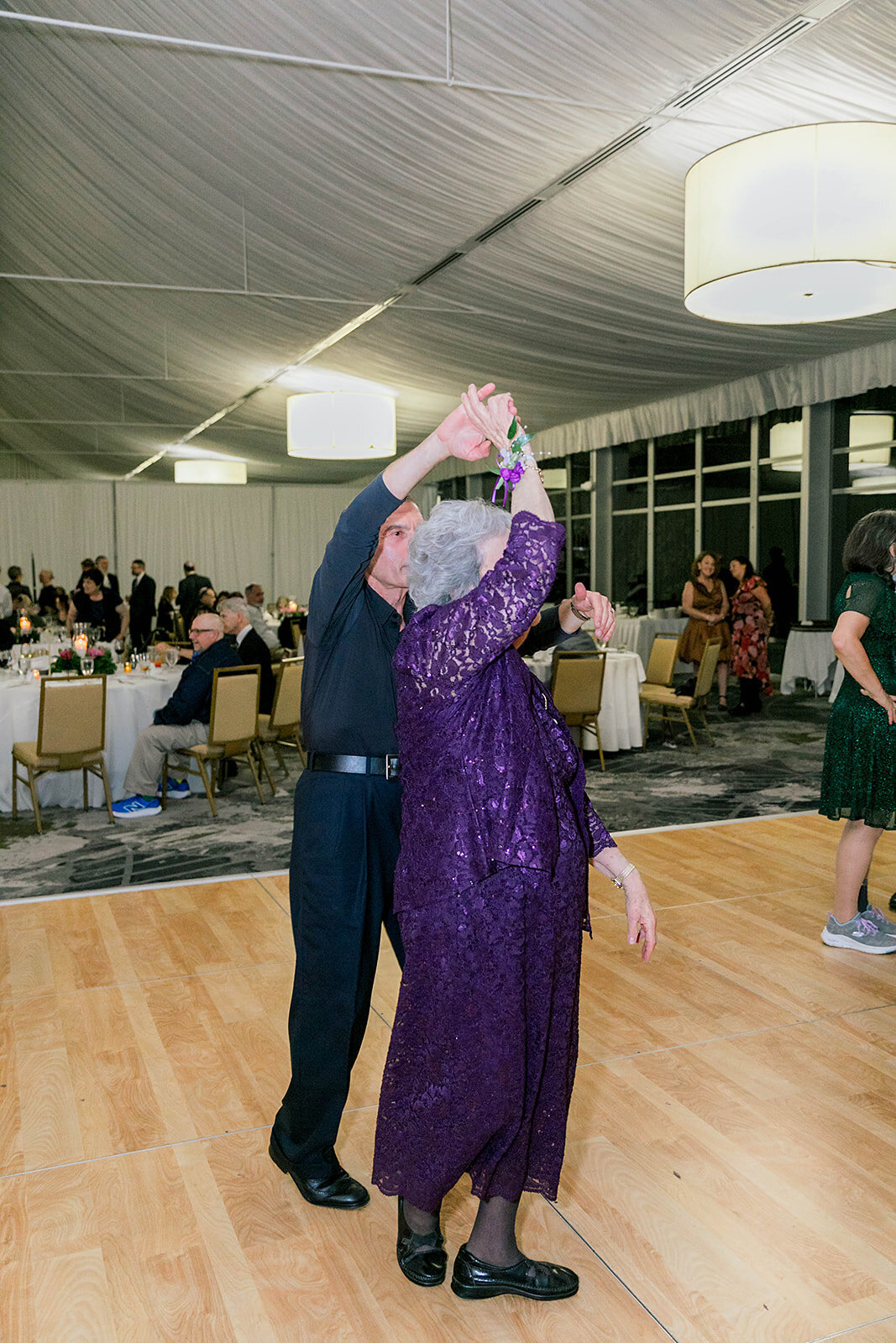 Eliana-Melmed-Photography-Chicago-LosAngeles-Jewish-WeddingPhotography-SimchaDancing-00002