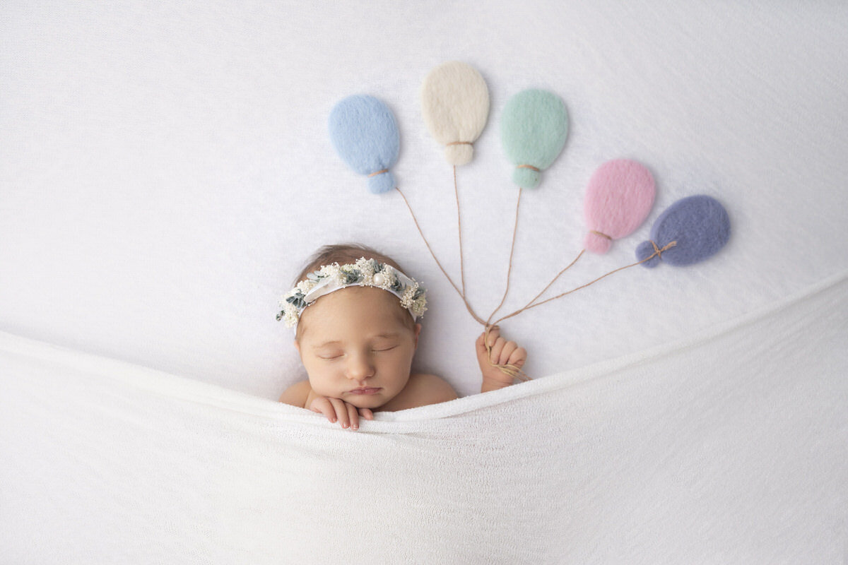 01 Charlotte newborn photography with balloons