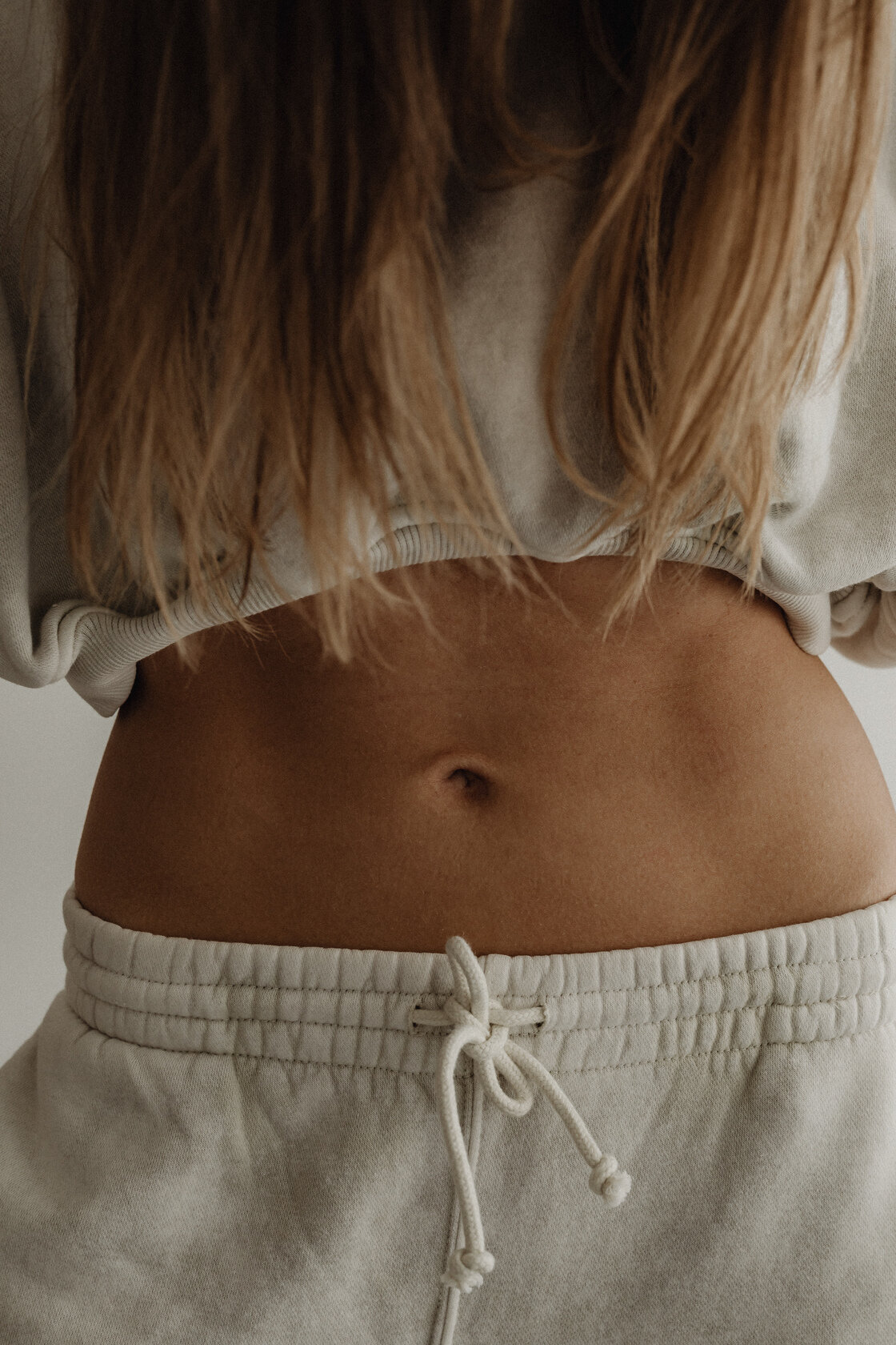 kaboompics_simplistic-sophistication-a-fashion-photoshoot-with-a-stunning-model-in-neutral-minimalist-outfits-30897