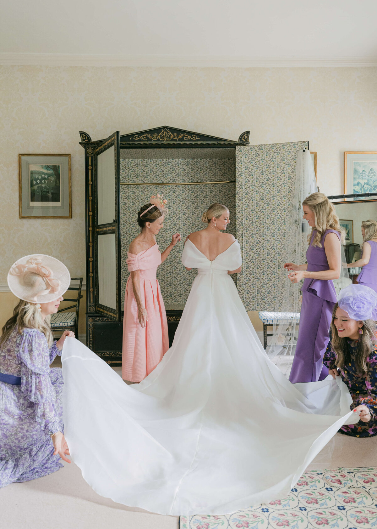 chloe-winstanley-weddings-cotswolds-cornwell-manor-getting-ready-monique-lhuillier-dress