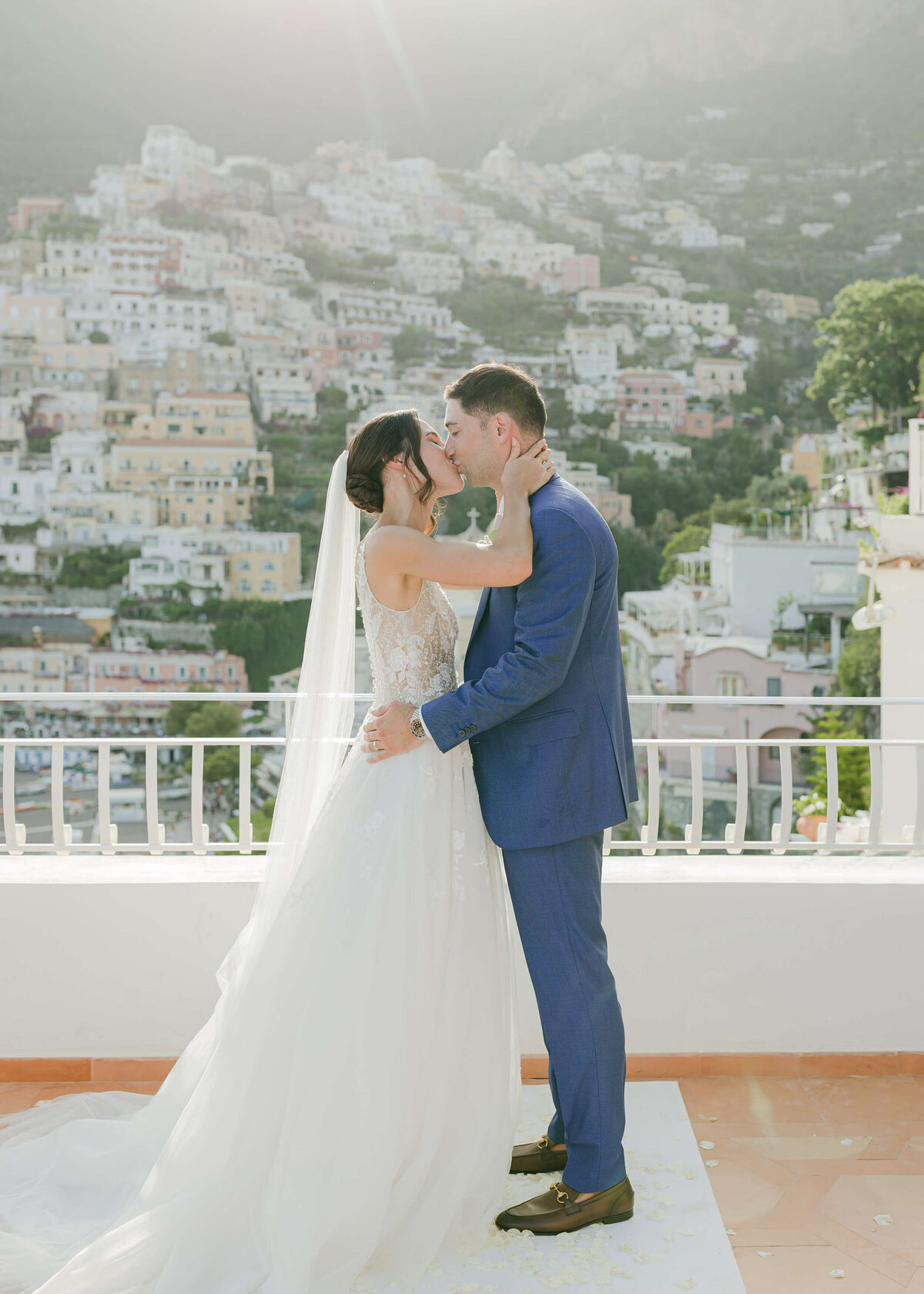 chloe-winstanley-italian-wedding-positano-hotel-marincanto-ceremony-kiss