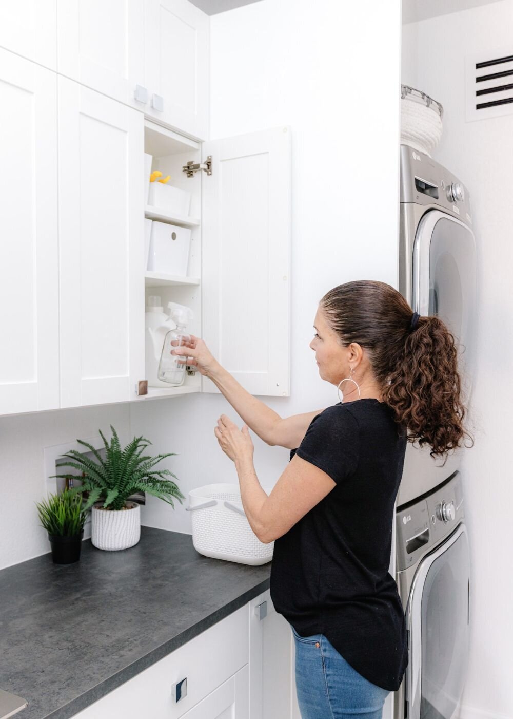 organized-laundry-room-white-brilliantista (7)