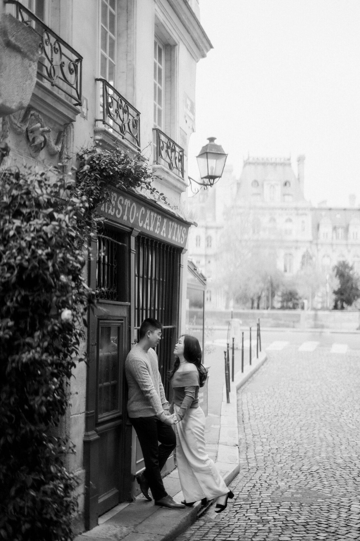 013-Paris-Engagement-Cinematic-Romance-travel-Editorial-Luxury-Fine-Art-Lisa-Vigliotta-Photography