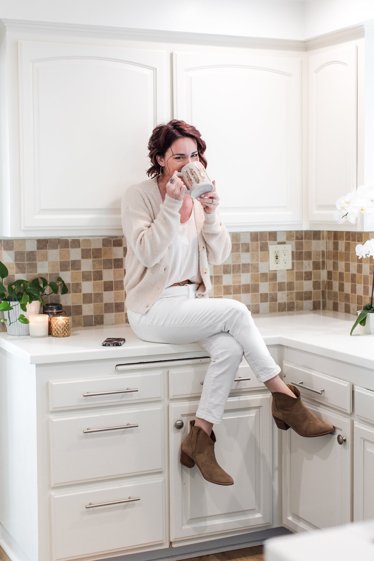 realtor-personal-branding-photography-sitting-on-counter