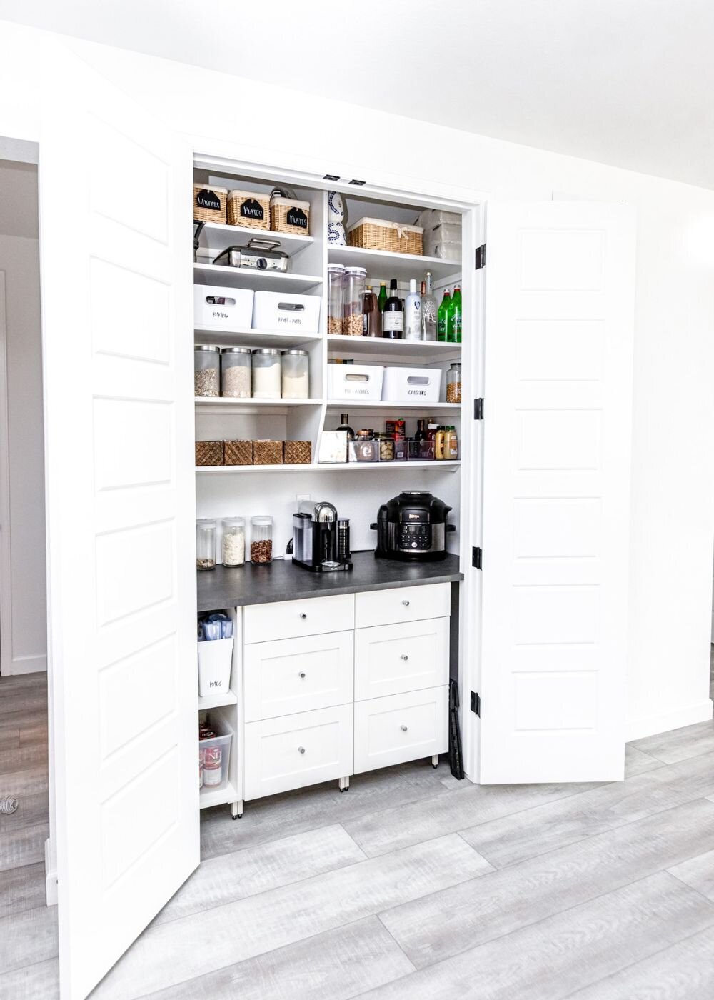 custom-pantry-white-organized-brilliantista (4)