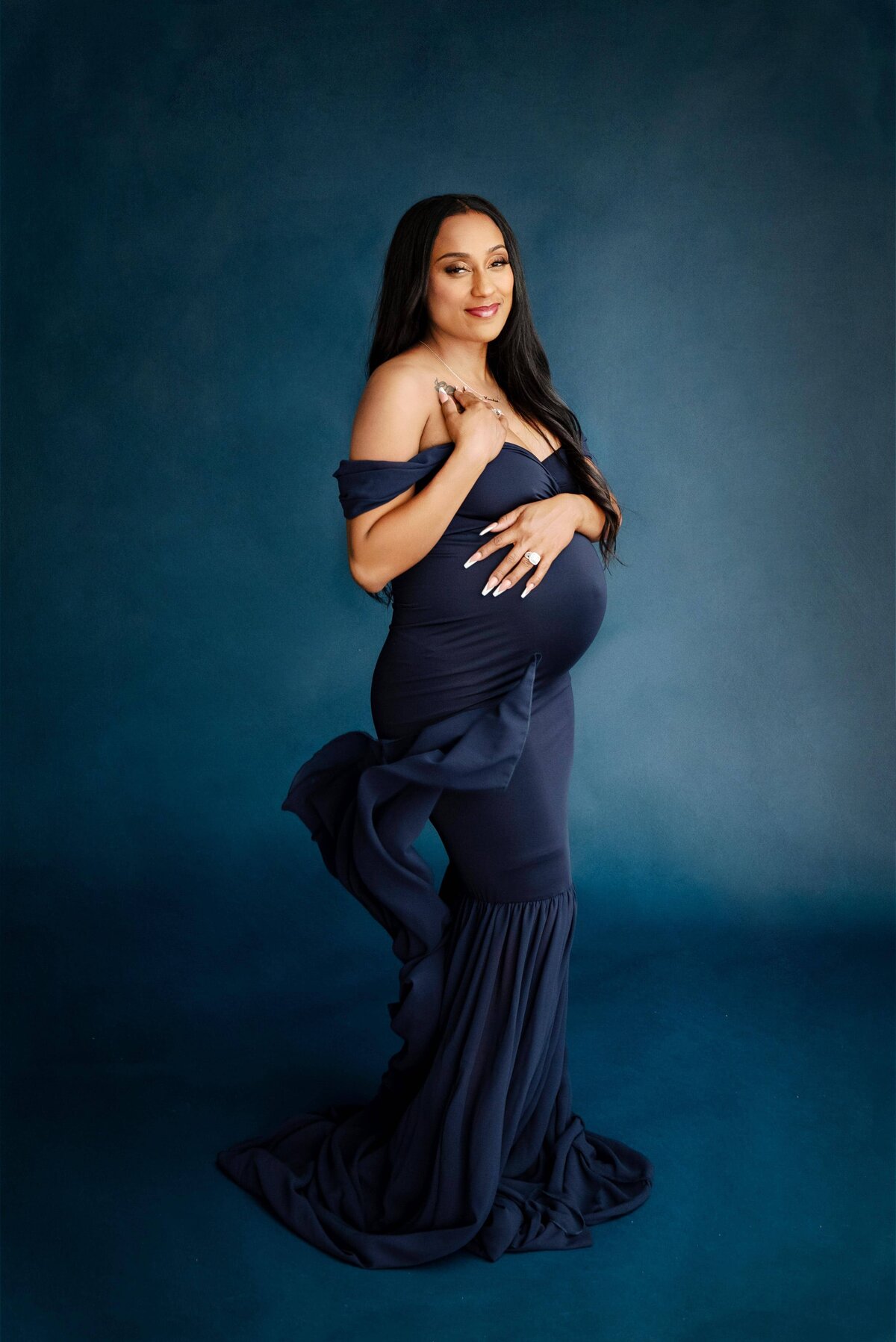 st-louis-maternity-photographer-pregnant-mom-in-monocromatic-blue-gown-on-blue-backdrop